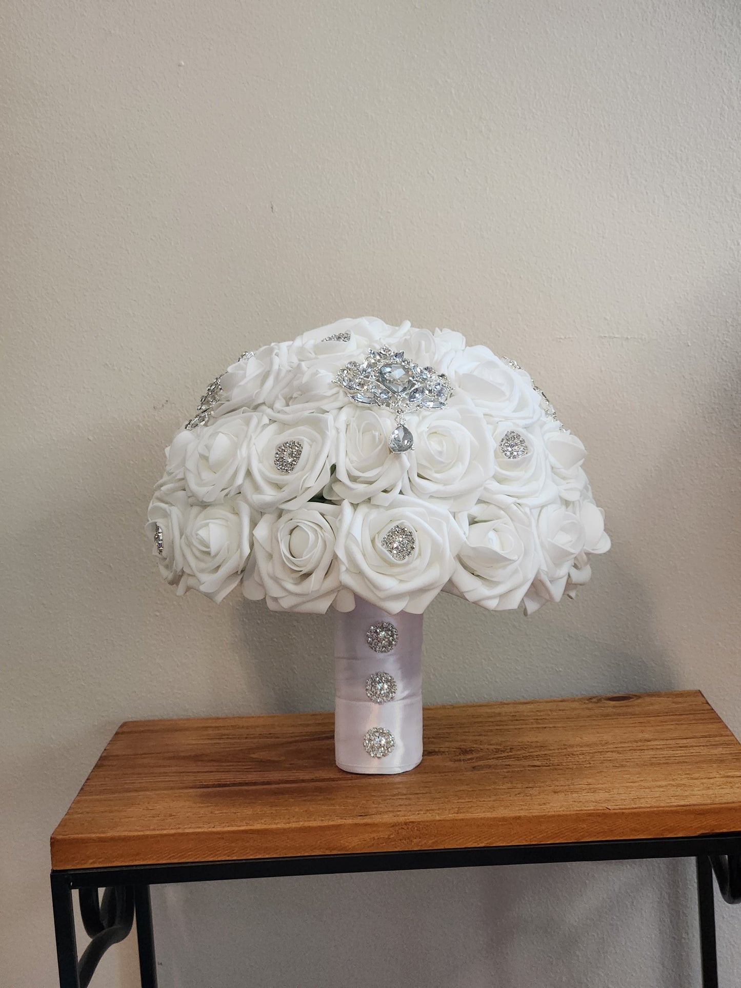 White Bling Broach Brides's Bouquet