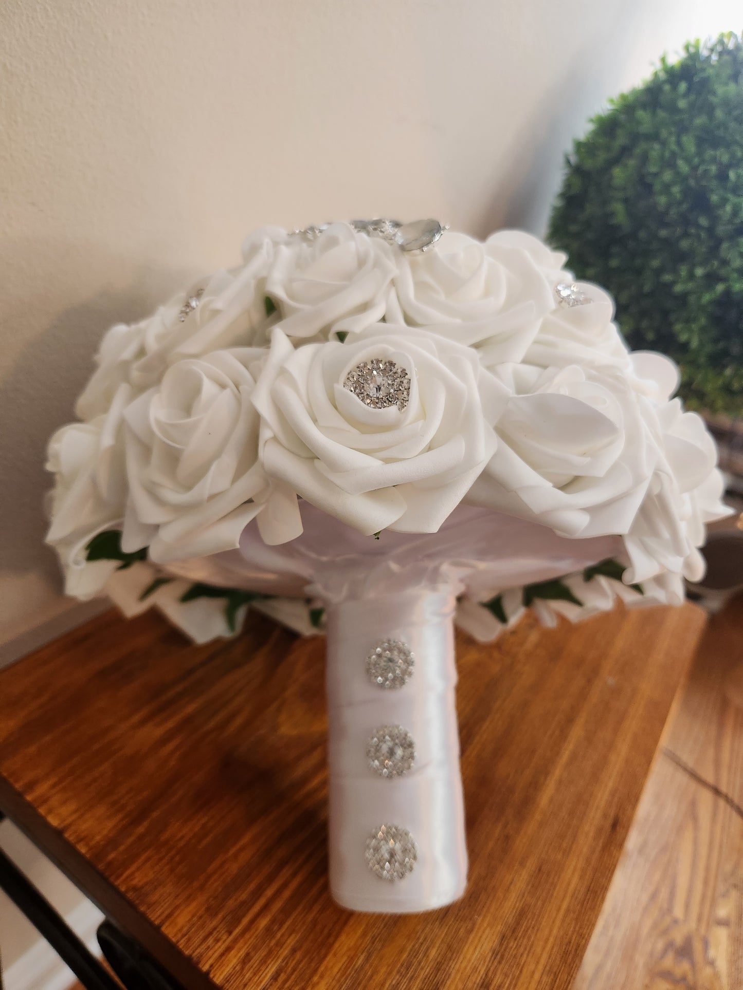 White Bling Broach Brides's Bouquet